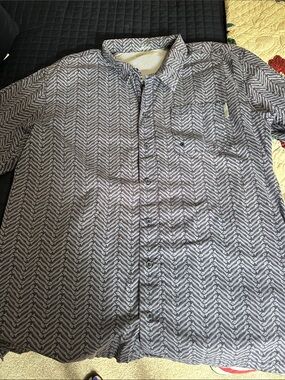 Columbia Men's Short-Sleeve Button Down Shirt with fish Pattern